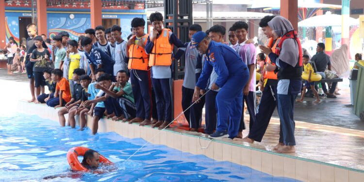 Satpolairud Polres Lamongan Bekali Santri Al Manar Teknik Dasar Penyelamatan Air