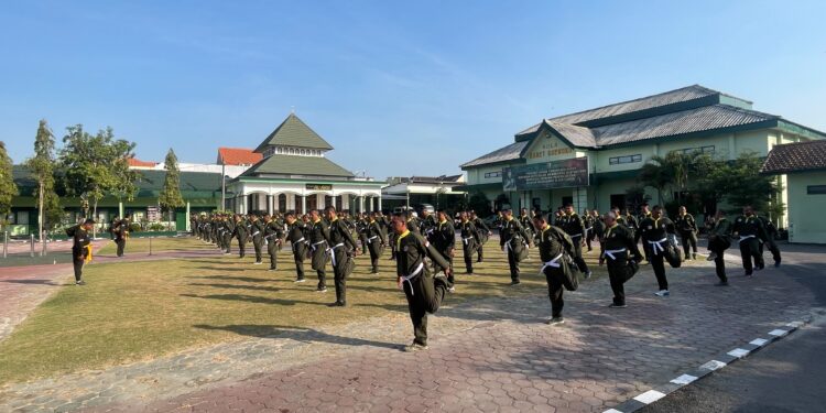 Jelang Kenaikan Sabuk, Prajurit Kodim 0812/Lamongan Asah Pencak Silat