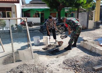 Hijaukan SDN 2 Tlemang, Babinsa Turun Tangan Buat Pot Bunga