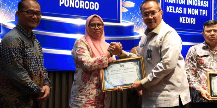 Kantor Imigrasi Ponorogo Raih 6 Penghargaan Atas Capaian Kinerja Semester I Tahun 2026 dari Kanwil Ditjen Imigrasi Jawa Timur.