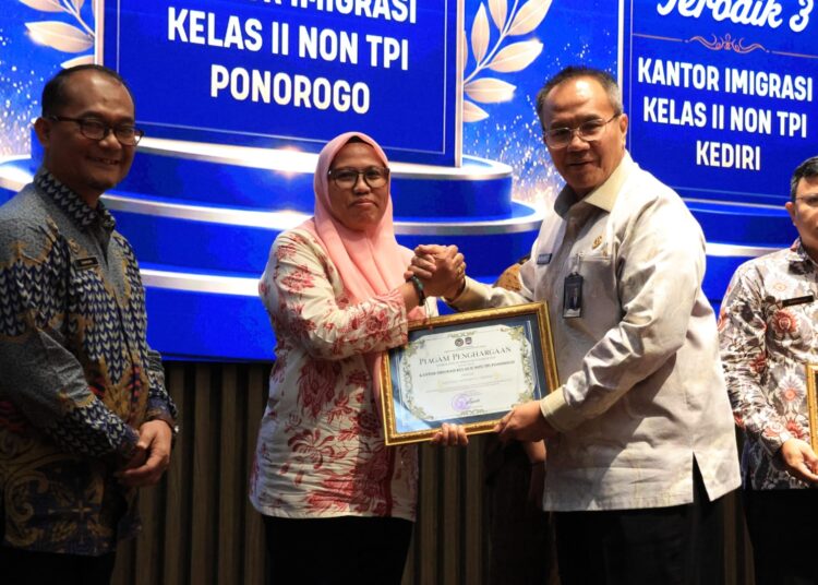 Kantor Imigrasi Ponorogo Raih 6 Penghargaan Atas Capaian Kinerja Semester I Tahun 2026 dari Kanwil Ditjen Imigrasi Jawa Timur.