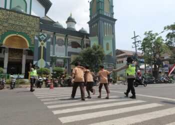 Srikandi Care, Polwan Polres Lamongan Jaga Kekhusyukan Sholat Jumat.