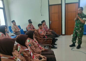 Danramil 0812/06 Ngimbang Tanamkan Nasionalisme kepada Anggota Pramuka