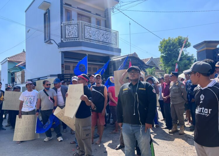 Ratusan Warga Demo PTSL di Desa Brengkok, Kades Akui Ada Penarikan di Luar Kesepakatan