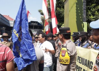 Polres Lamongan Humanis Kawal Aksi Penyampaian Pendapat di Brengkok