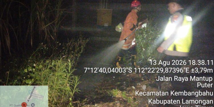 Polres Lamongan Respon Cepat Kebakaran Lahan Tebu di Puter