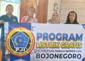 Momen HUT ke-81 RI, PJI Bojonegoro Nyalakan Listrik di Rumah Warga Tak Mampu