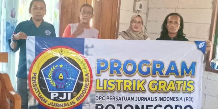 Momen HUT ke-81 RI, PJI Bojonegoro Nyalakan Listrik di Rumah Warga Tak Mampu