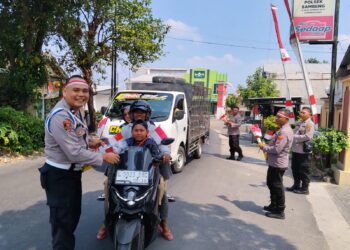 Semarak HUT ke-81 RI, Polres Lamongan Bagikan 2.000 Bendera