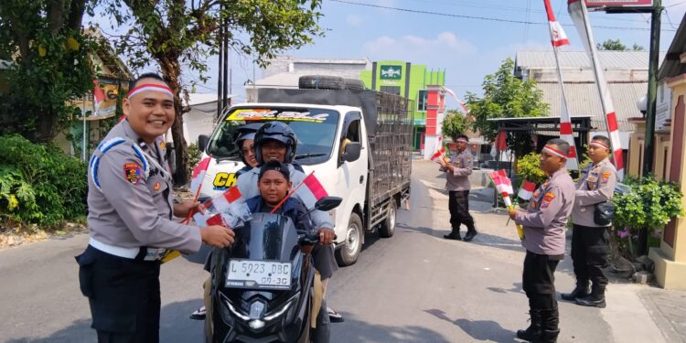 Semarak HUT ke-81 RI, Polres Lamongan Bagikan 2.000 Bendera