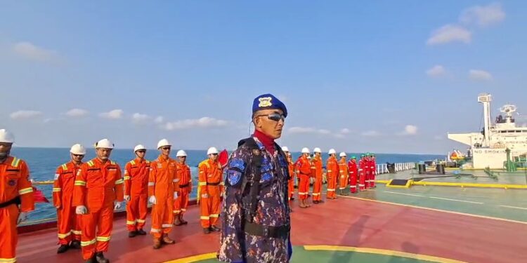 Satpolairud Polres Lamongan Khidmatkan Upacara Kemerdekaan di Laut