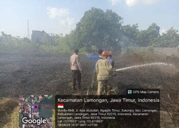 Respon Cepat Laporan 110, Polres Lamongan Padamkan Kebakaran
