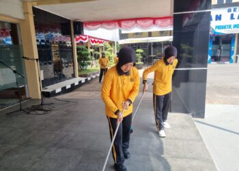 Jelang HUT Polwan ke-78, Polwan Polres Lamongan Bersihkan Mako