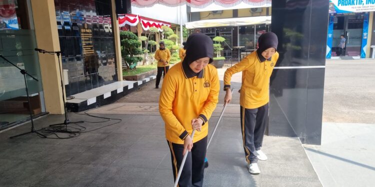 Jelang HUT Polwan ke-78, Polwan Polres Lamongan Bersihkan Mako