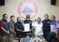 Gubernur Koster Serahkan Bantuan Rp 1 M untuk Korban Gempa NTT
