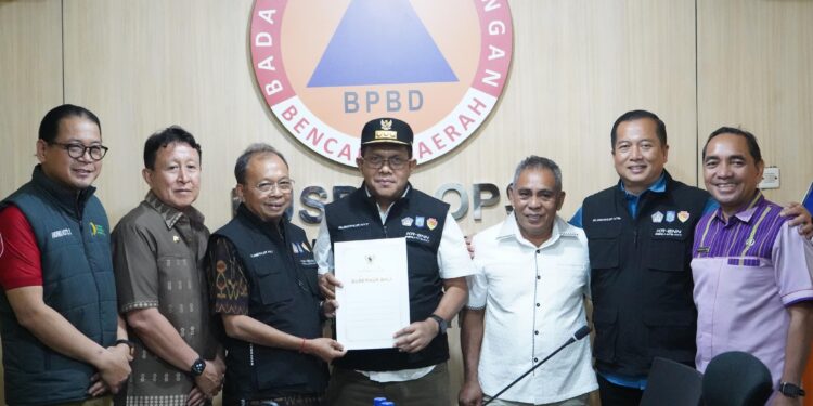 Gubernur Koster Serahkan Bantuan Rp 1 M untuk Korban Gempa NTT