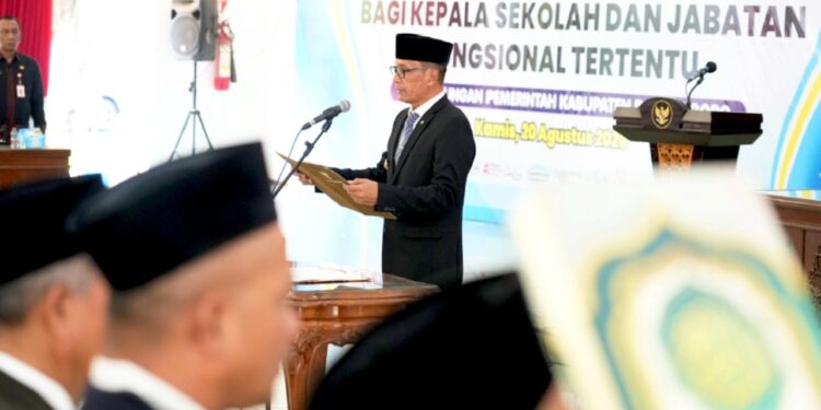Bupati Bojonegoro Lantik Kepsek SD-SMP, Sebut Rotasi Bagian Penyegaran Organisasi