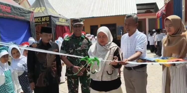 Maulid Ceria SDN Sumberagung, Camat Mantup Buka Bazar Penuh Berkah