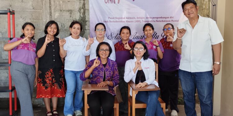 Yayasan Kaori Welas Asih Salurkan Bantuan Kursi dan Meja untuk Sekolah Berkebutuhan Khusus di Gianyar Bali