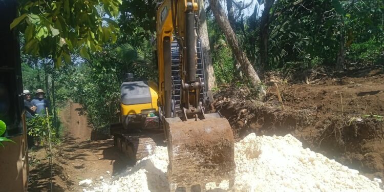 Demokarat Bali Bantu Buka Akses Jalan di Desa Desa Sangketan, Penebel, Tabanan