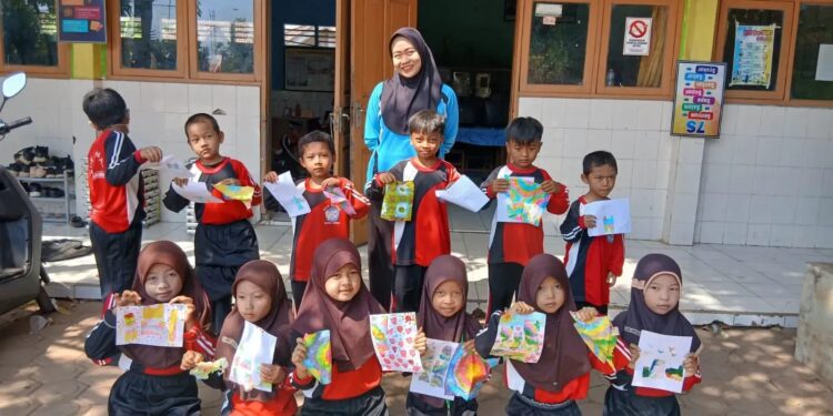 Unik! Rayakan Hari Batik Nasional, Murid SDN Dagan Lamongan Bikin Batik Jumput dari Tisu