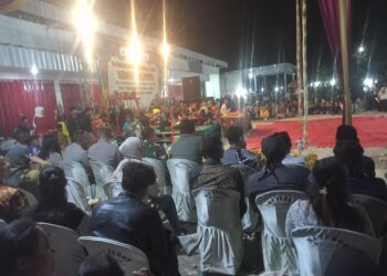 Lestarikan Budaya Leluhur, Danramil 0812/12 Modo Hadiri Pementasan Sandur di Desa Pule