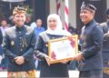 Bojonegoro Raih Pembina Siskamling Terbaik I Se-Jatim, Bupati Wahono Terima Penghargaan