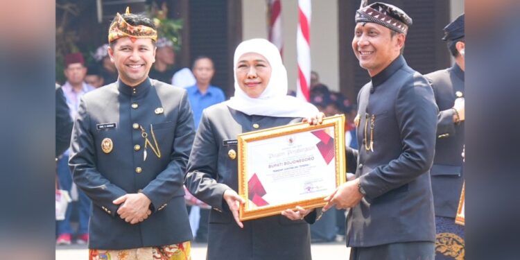 Bojonegoro Raih Pembina Siskamling Terbaik I Se-Jatim, Bupati Wahono Terima Penghargaan