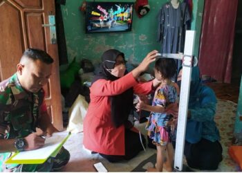 Cegah Stunting Sejak Dini, Babinsa 0812/23 Solokuro dan Bidan Desa Sambangi Balita di Takerharjo