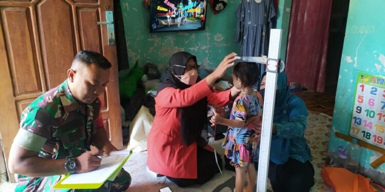 Cegah Stunting Sejak Dini, Babinsa 0812/23 Solokuro dan Bidan Desa Sambangi Balita di Takerharjo