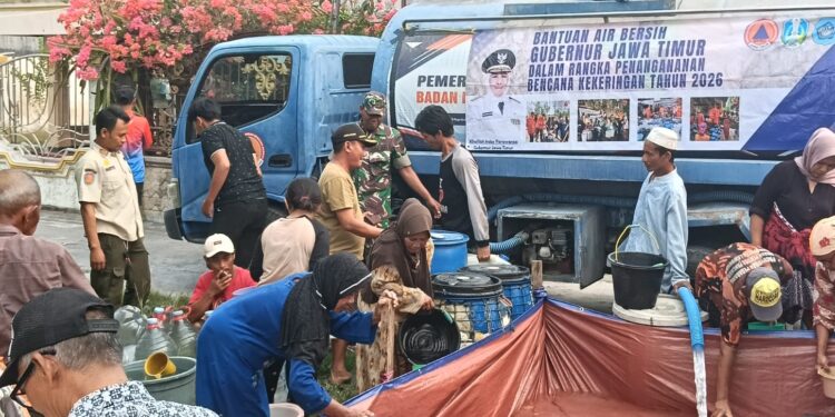 Atasi Krisis Air Bersih, Gubernur Jatim dan Babinsa Kodim Lamongan Bantu Warga Desa Rejotengah
