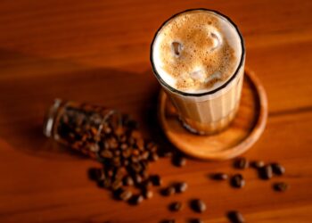 Tipuan Secangkir Kopi: Benarkah Kafein Membuat Belajar Lebih Efektif atau Hanya Menunda Lelah?